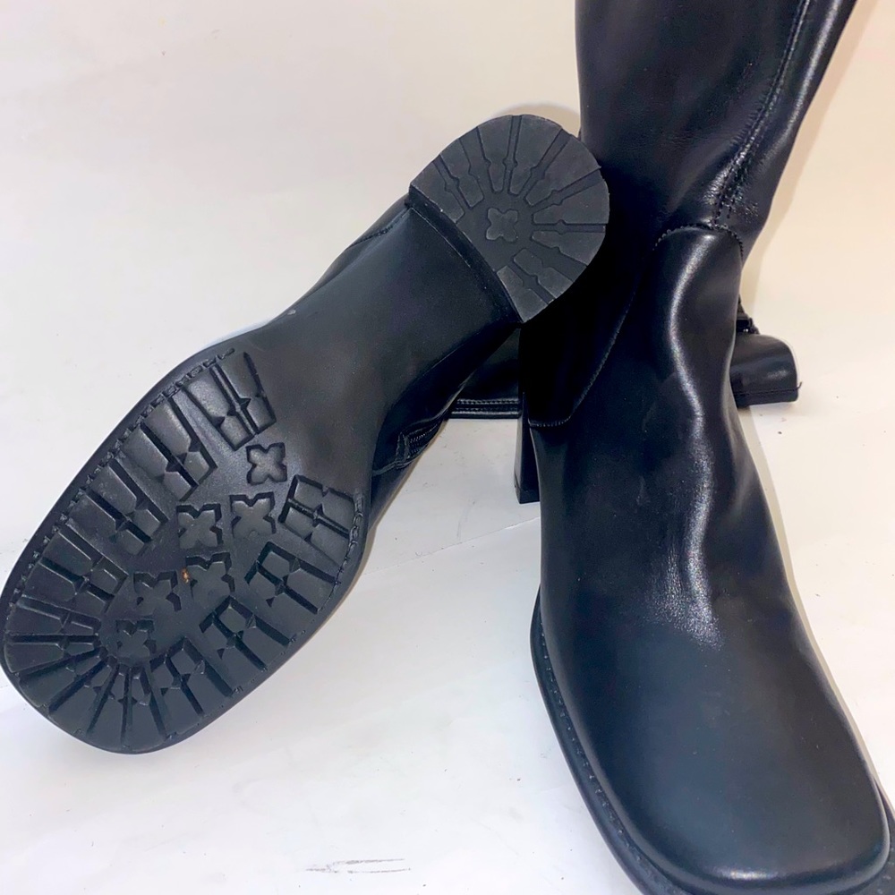 Women’s  Sz 7.5 Black Leather Knee High Boots(B1)